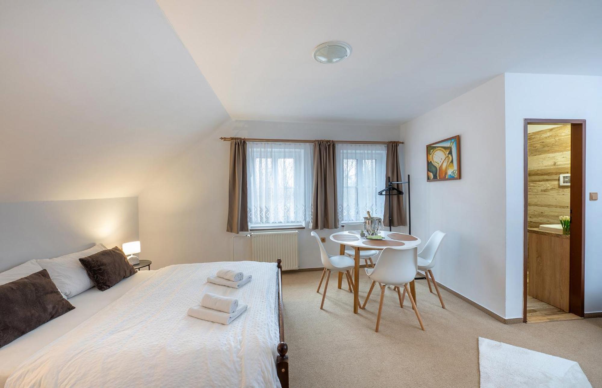 Rodinny Hotel Myslivna Тршебонь Экстерьер фото